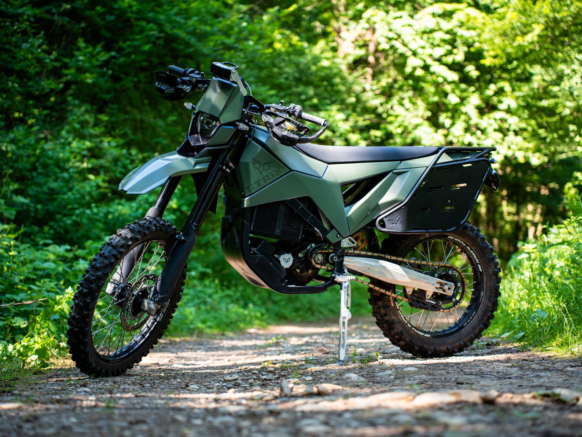 STRiX e-VOLUTION with luggage rack on a forest trail