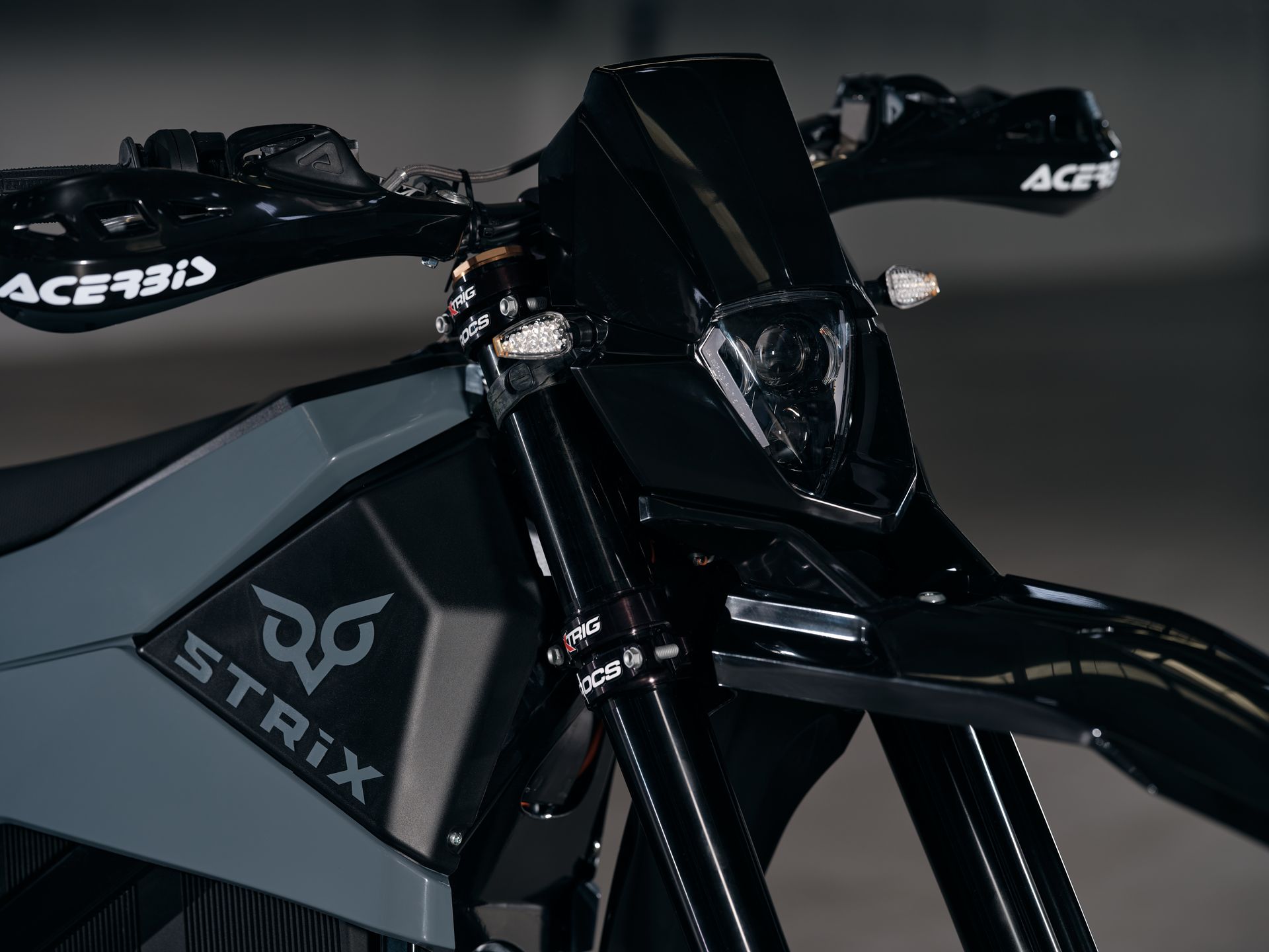 STRiX e-VOLUTION headlight and front detail